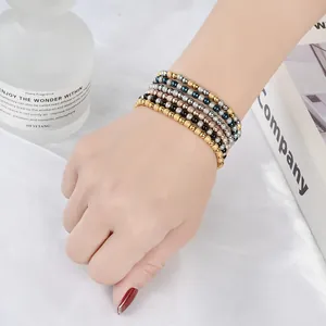 Detailansicht von mehrfarbigen, sandgestrahlten Edelstahlperlen-Armbändern am Handgelenk