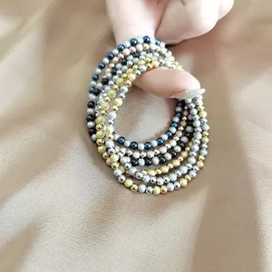Detailansicht von glitzernd gefrosteten und polierten elastischen Perlenarmbändern.