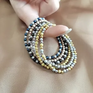 Nahaufnahme von bunten elastischen Armbändern aus Edelstahl mit Mattperlen