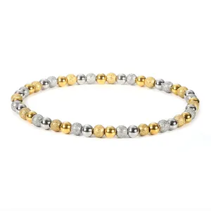 Detailansicht eines sandgestrahlten und polierten Gold- und Silber-Edelstahlperlenarmbands