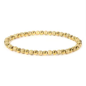 Goldene Edelstahl-Armband-Detailaufnahme mit polierten und sandgestrahlten Perlen.