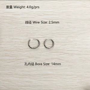 Vue détaillée des boucles d'oreilles créoles en acier avec fil de 2,5 mm et diamètre 14 mm