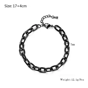 Détail d'un bracelet gourmette en acier inoxydable noir de 7 mm avec fermoir mousqueton