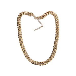 Vue détaillée d'un collier chaîne gourmette cubaine classique en acier doré