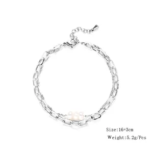 Vista dettagliata del bracciale a doppia catena in acciaio inossidabile con perle