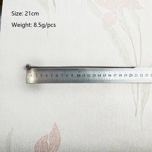 Ασημένιο βραχιόλι από ανοξείδωτο ατσάλι 21 cm μετρημένο δίπλα σε έναν χάρακα