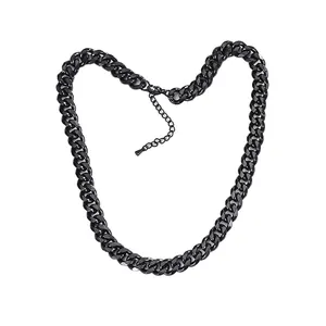 Vue détaillée d'un collier à maillons cubains en acier inoxydable noir au fini brillant