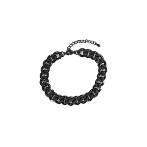 Primo piano del bracciale a catena cubana in acciaio inossidabile nero regolabile