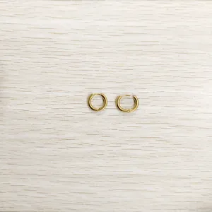 Petites boucles d'oreilles créoles classiques en acier titane doré au fini poli lisse
