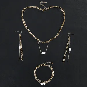 Vista dettagliata del set collana bracciale e orecchini dorati con perle d'acqua dolce