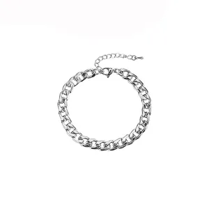 Vista dettagliata di un bracciale a catena cubana in acciaio inossidabile argento con chiusura