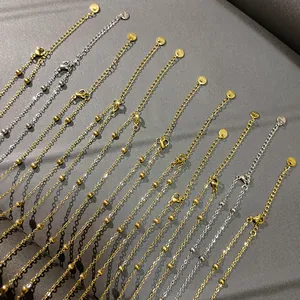 Detalle de collares de bolas de acero inoxidable duradero en elegantes acabados oro y plata
