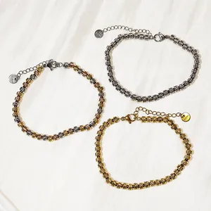 Detailansicht von strukturierten Edelstahl-Perlenarmbändern in Gold und Silber.