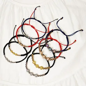 Vista dettagliata di bracciali in corda intrecciata regolabili con perle d'acciaio