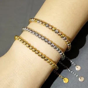 Nahaufnahme von drei strukturierten Edelstahl-Perlenarmbändern an einem Handgelenk