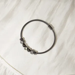 Vista detallada de pulsera de resorte de acero inoxidable con cierre magnético y cuentas