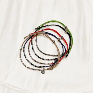 Vue détaillée de bracelets ajustables avec perles en acier inoxydable en plusieurs couleurs