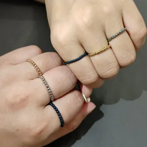 Vista detallada de varios anillos elásticos de cuentas de acero inoxidable en las manos