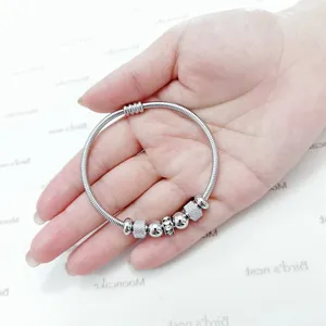 Primer plano de una pulsera de resorte de acero inoxidable con cuentas