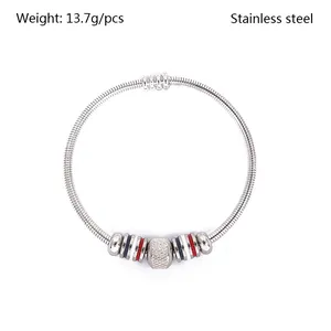 Detalle macro de la pulsera magnética de acero inoxidable con cuentas esmaltadas