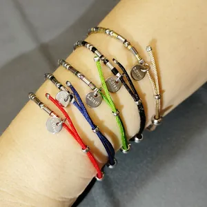 Vue macro de bracelets en perles d'acier inoxydable réglables en plusieurs couleurs