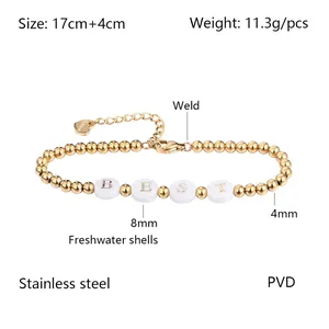 Detailansicht des goldenen Edelstahl-Perlenarmbands mit „BEST“-Muschel-Charms.