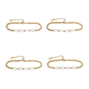 Detailansicht goldener Edelstahl-Armbänder mit Muschelperlen, die LOVE und HOME buchstabieren.