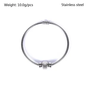 Brazalete de acero inoxidable plateado con cuentas decorativas moleteadas y lisas