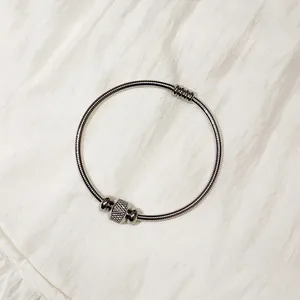 Vista detallada de la pulsera magnética de acero inoxidable con malla de serpiente
