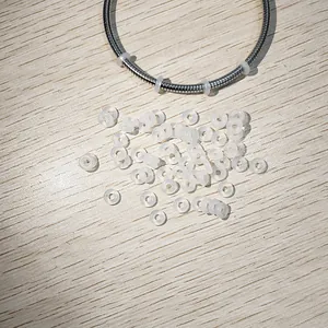Dettaglio degli anelli di arresto in silicone su una catena a serpente d'argento