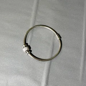 Primer plano de un brazalete de acero inoxidable plateado con cierre magnético