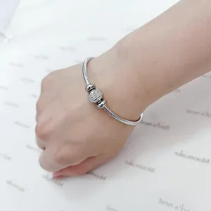 Vista detallada de pulsera de resorte de acero inoxidable con cierre magnético plata.