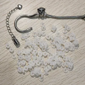 Dettaglio ravvicinato di anelli elastici in silicone per il fissaggio di perline fai-da-te