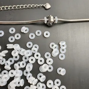 Primo piano dettagliato di anelli distanziatori in silicone traslucido per gioielli DIY