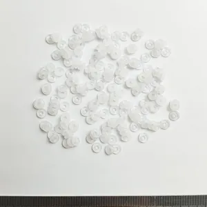 Primo piano di anelli distanziatori in silicone traslucido per la creazione di gioielli DIY