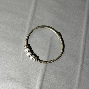 Vista detallada de una pulsera magnética duradera de acero inoxidable plateado para mujer