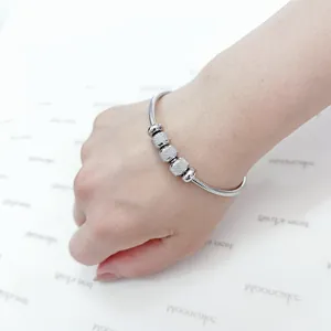 Pulsera de espiral de acero inoxidable plateada con cuentas y cierre magnético