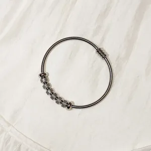 Vista de detalle de un brazalete de tubo de resorte de acero inoxidable con cuentas