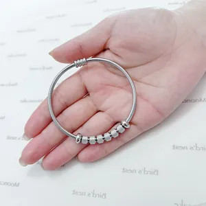 Primer plano de pulsera magnética de acero inoxidable con cuentas deslizantes