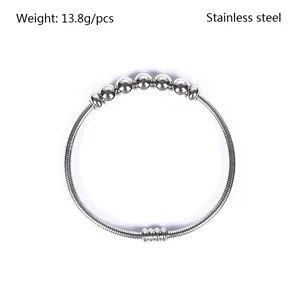 Vista detallada de alta calidad de la pulsera de resorte de acero con cuentas de metal