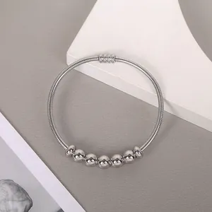 Primer plano de pulsera de acero inoxidable con detalle de cierre magnético