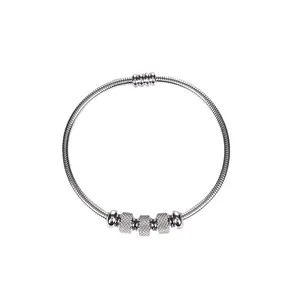 Brazalete de resorte de acero inoxidable pulido con cierre magnético y cuentas texturizadas
