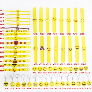 Assortiment de bracelets en silicone emoji, bracelets slap et porte-clés pour les fêtes