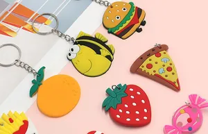 Vue détaillée de porte-clés colorés en PVC avec des formes d'aliments et de fruits.