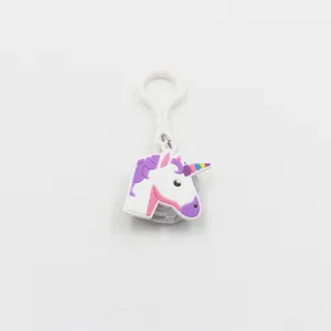Vista dettagliata del portachiavi unicorno in PVC con corno arcobaleno e base luminosa.