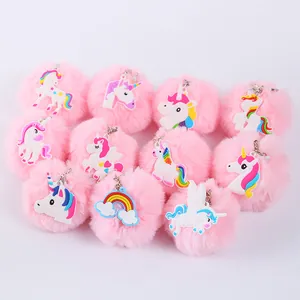 Ensemble de porte-clés pompon en fausse fourrure rose avec licornes et arcs-en-ciel en PVC