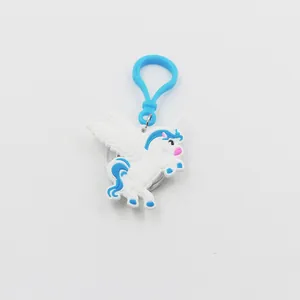 Vista dettagliata di un portachiavi a forma di unicorno in PVC bianco con chiusura blu
