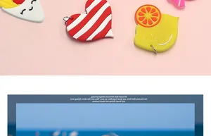 Gros plan de breloques de porte-clés en PVC colorées en forme de cœur et de fruits