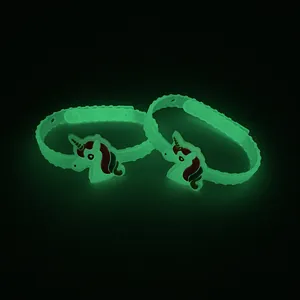 Primo piano di braccialetti in silicone a forma di unicorno fluorescenti.