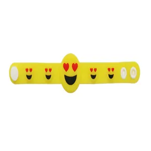 Vue détaillée d'un bracelet silicone jaune à claquer avec plusieurs motifs d'emoji cœur